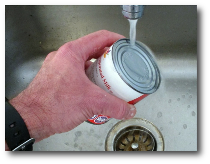 Rinsing a can top after cleaning with dish soap