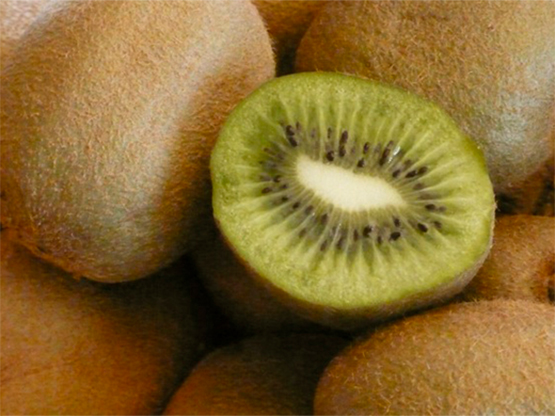 Freshly cut kiwifruit with step-by-step photo directions that show how to select and prepare kiwifruit