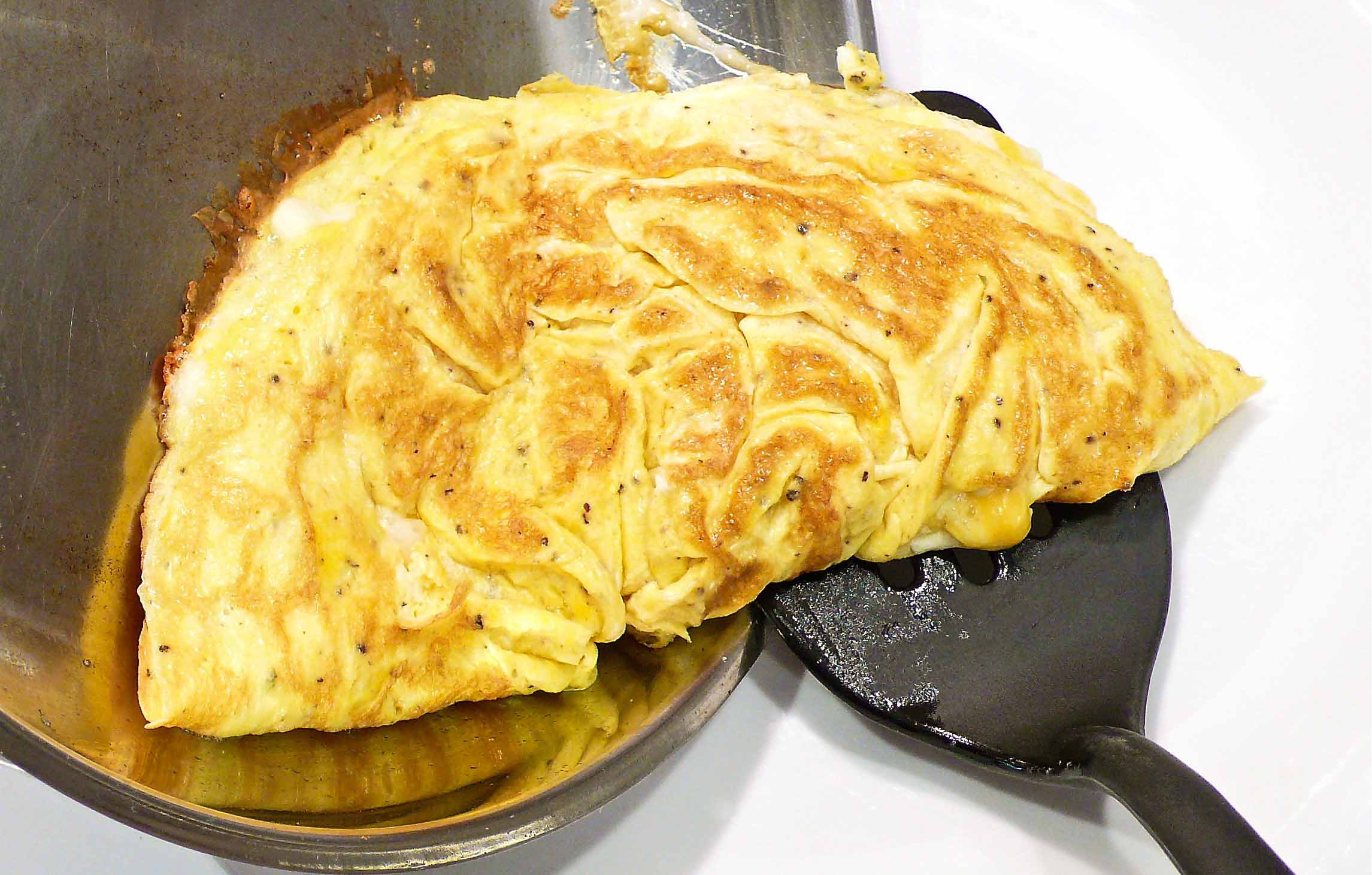How to Make a Quick & Easy Omelet (Step-by-Step Photos)